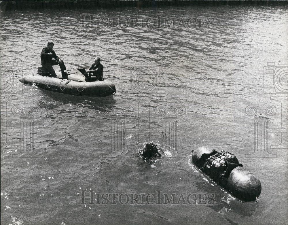 1973 Press Photo arbour is cleared as a trawler brings in a highly dangerous war