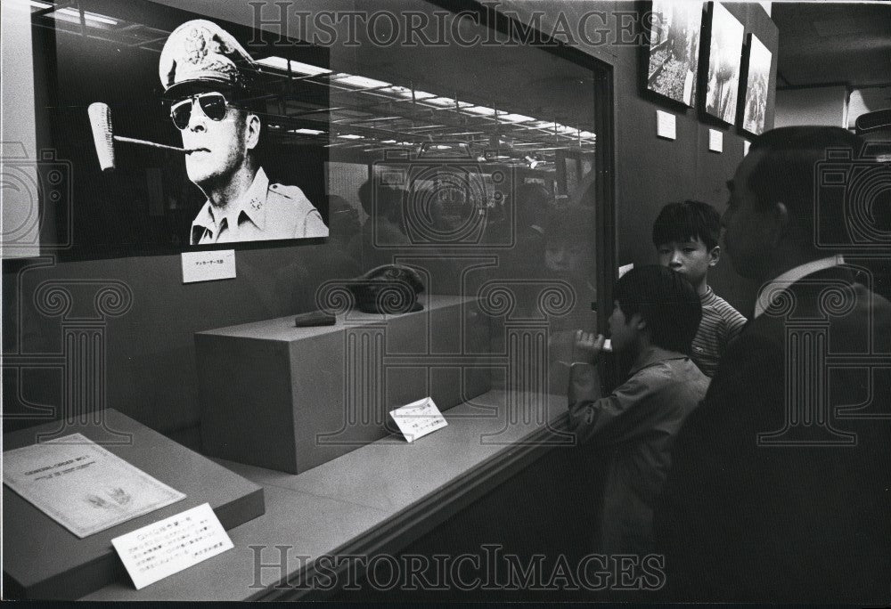 1974 Press Photo General Mac Arthur&#39;s Hat and Pipe, Tokyo Exhibition - KSG07659
