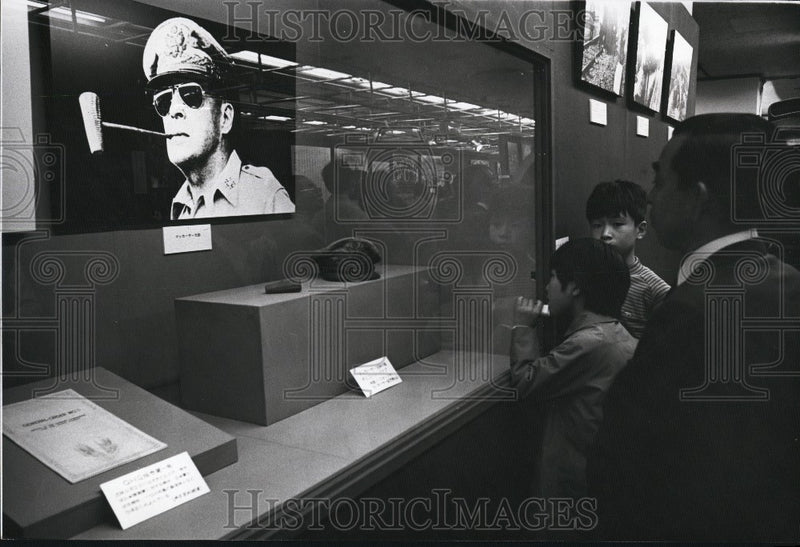 Load image into Gallery viewer, 1974 Press Photo General Mac Arthur's Hat and Pipe, Tokyo Exhibition - KSG07659
