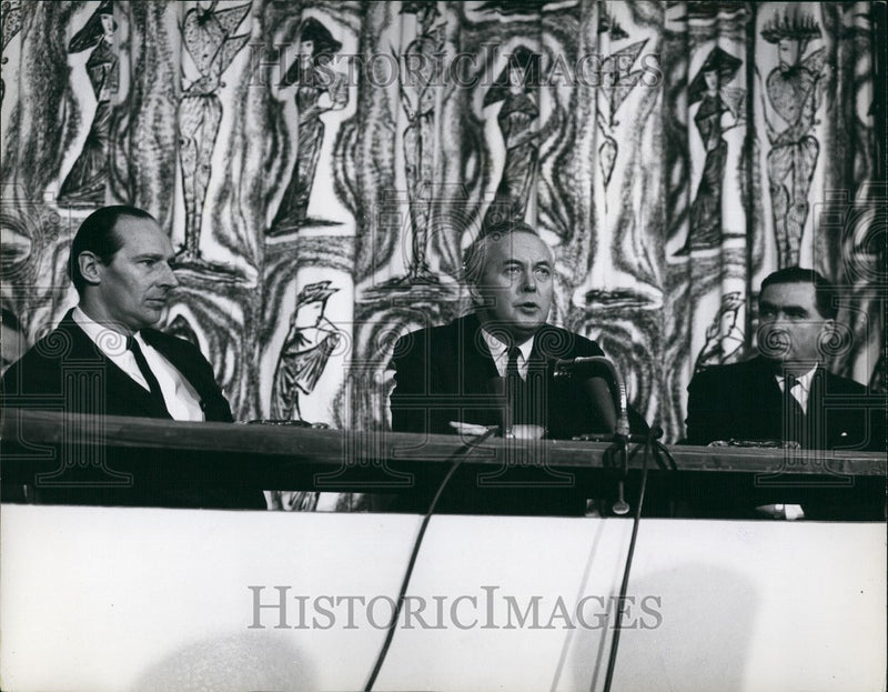 Load image into Gallery viewer, Press Photo Harold Wilson, Lord Harlech, Denis Healey - KSG11549
