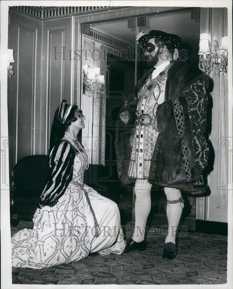 Load image into Gallery viewer, 1962 Press Photo countess of Hare wood's annual Opera Ball at the Dorchester Hot
