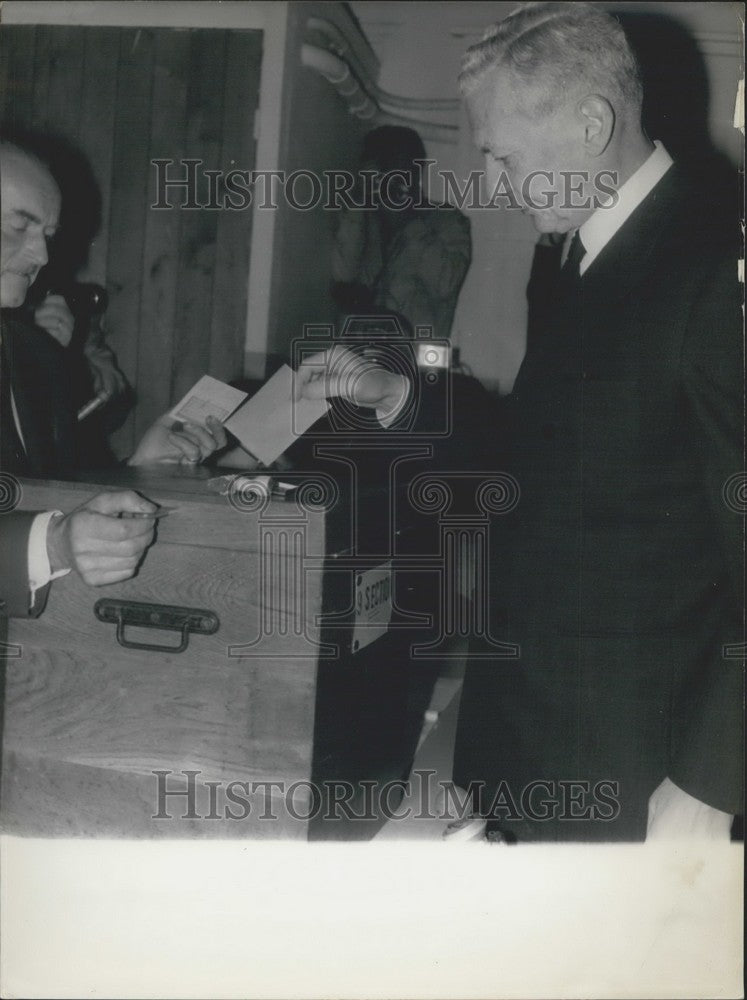 1968 Press Photo Couve de Murville Voting- Historic Images