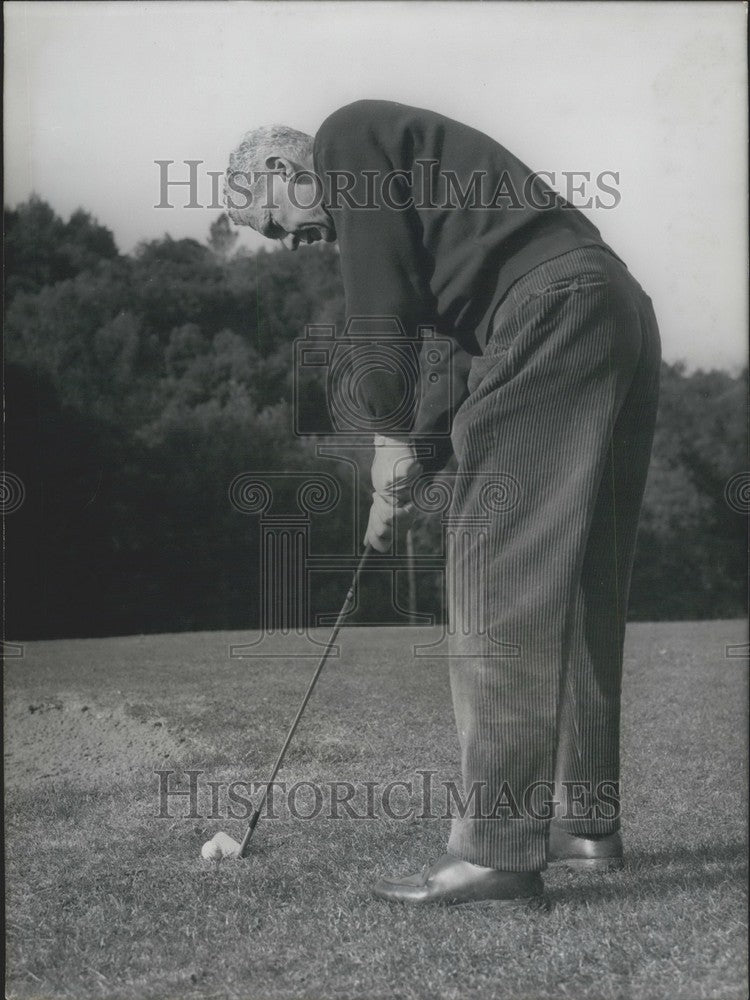 1968 Press Photo Couve de Murville Relaxing- Historic Images