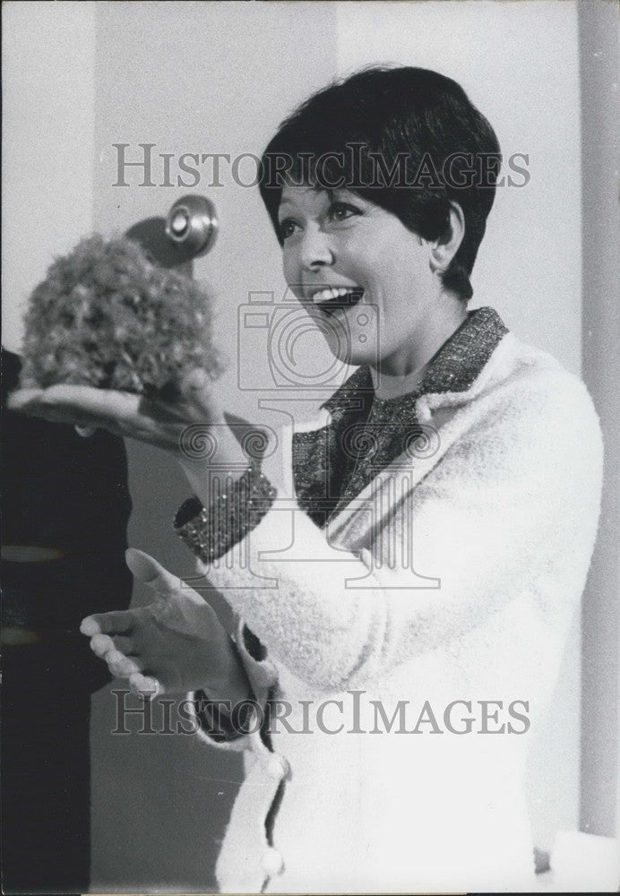 1967 Press Photo Ursula von Manescul in Hamburg press center.- Historic Images