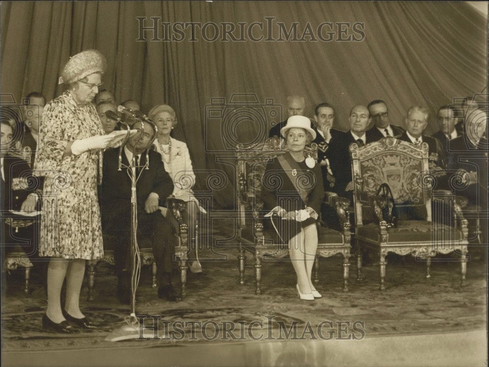 1972 Press Photo Nicole de Hauteclocque Introduces Queen Juliana- Historic Images