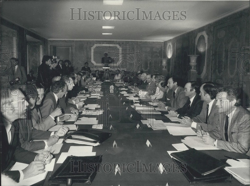 Load image into Gallery viewer, 1981 Press Photo Chateau de Rambouillet Council Meeting
