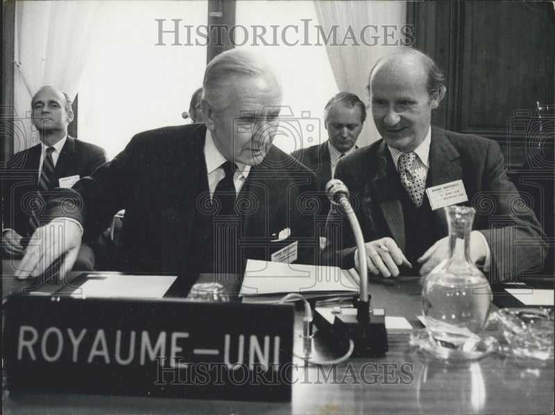 Load image into Gallery viewer, 1973 Press Photo Anthony Barber and Lord O'Brien at Monetary Conference in Paris
