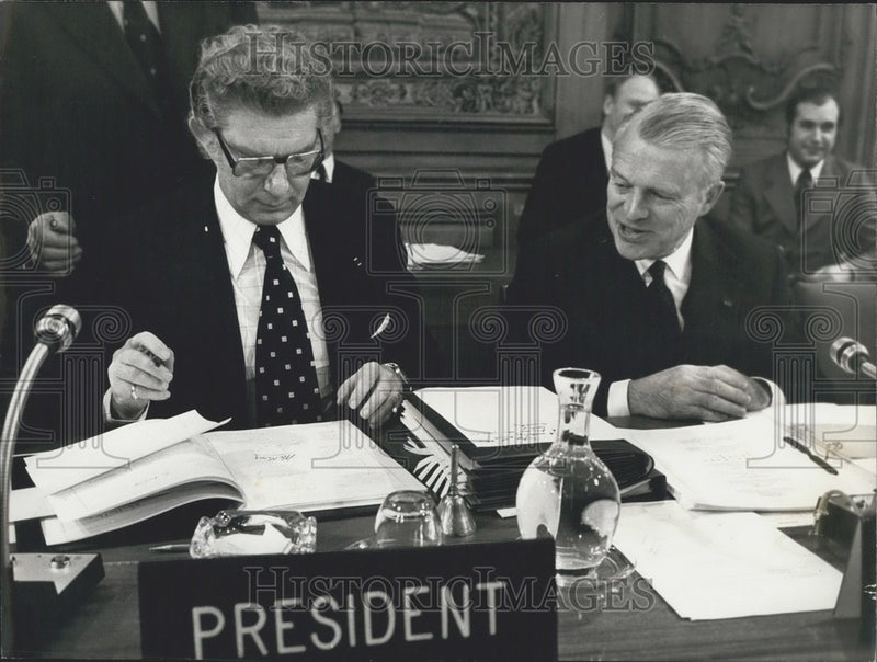 Load image into Gallery viewer, 1975 Press Photo Willy de Clerco Signs Agreement With Van Lennep Looking On
