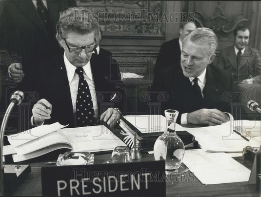 1975 Press Photo Willy de Clerco Signs Agreement With Van Lennep Looking On