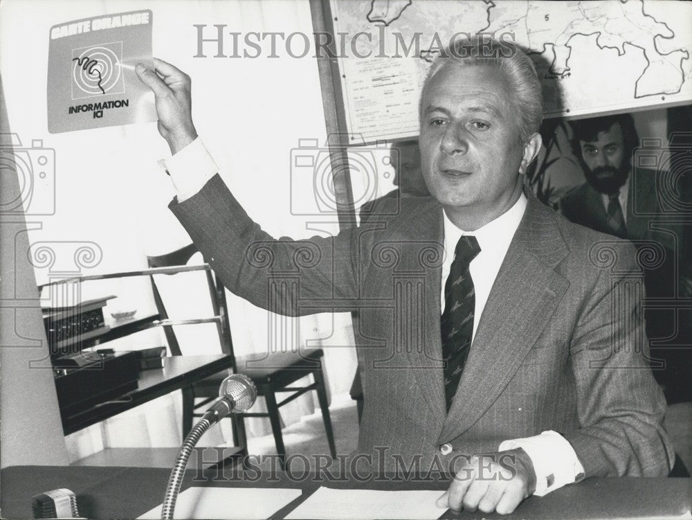 1975 Press Photo Marcel Cavaille Presents Pamphlet Announcing "Orange Card"
