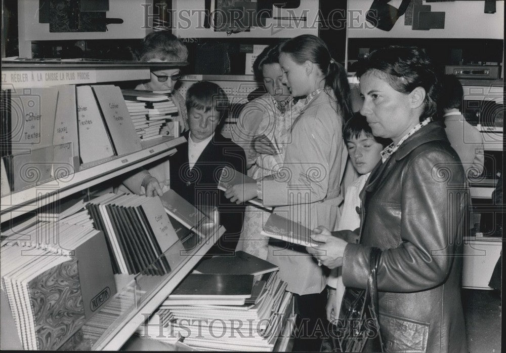 1970 Press Photo Back to School Shopping at a Parisian Shop