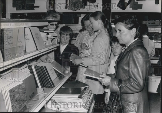 1970 Press Photo Back to School Shopping at a Parisian Shop