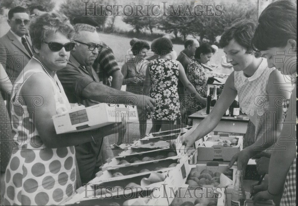 1969 Press Photo Fruit Stand with Local Vendors on the Roadside in St. Felix