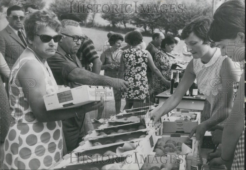 Load image into Gallery viewer, 1969 Press Photo Fruit Stand with Local Vendors on the Roadside in St. Felix
