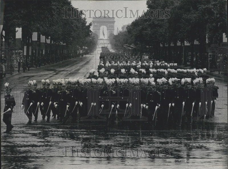 Load image into Gallery viewer, 1968 Press Photo Saint Cyr Students Applauded as Go Down Champs Elysees Avenue
