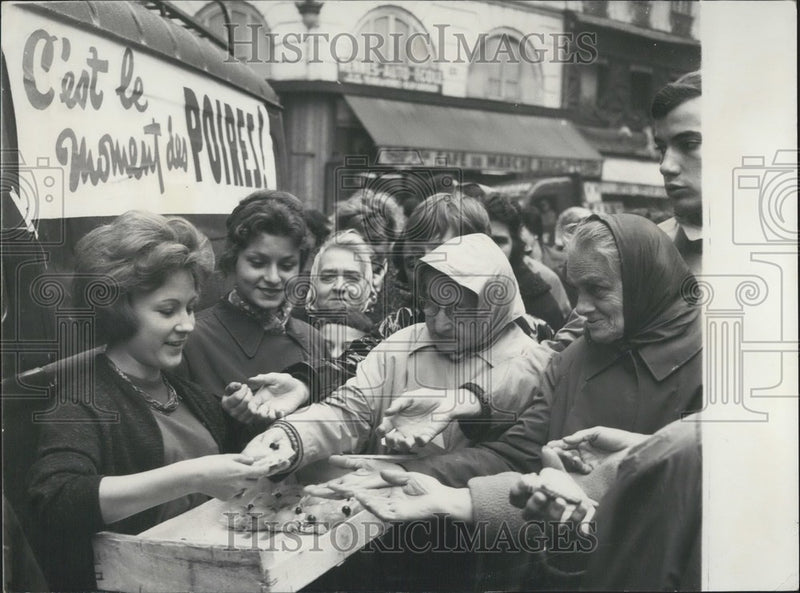 Load image into Gallery viewer, 1962 Press Photo Pastry Lovers Line Up for Free Treats
