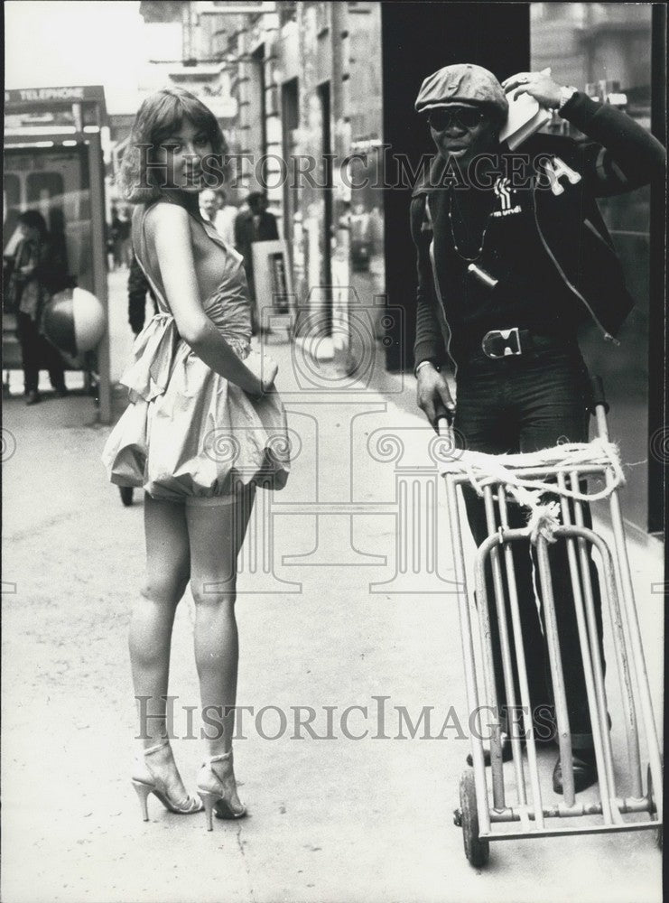 Load image into Gallery viewer, 1978 Press Photo Model Wearing Philippe Deville Romper &amp; Delivery Man
