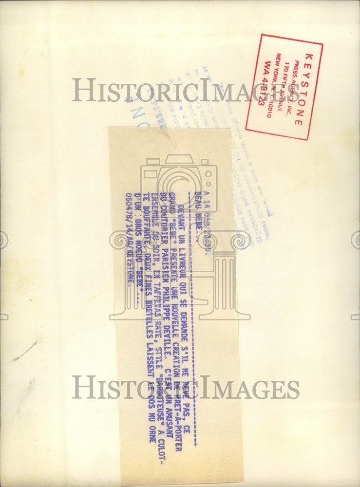 Load image into Gallery viewer, 1978 Press Photo Model Wearing Philippe Deville Romper &amp; Delivery Man

