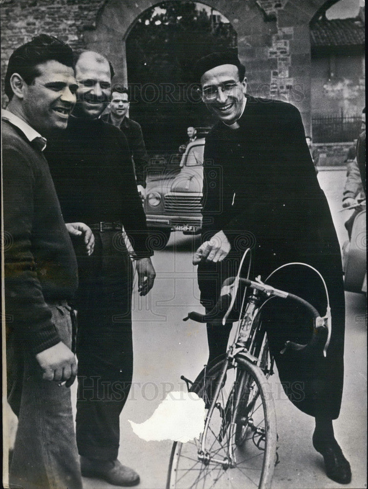 1952 Press Photo Bicycling Priest Danilo Cubattoli. - Historic Images