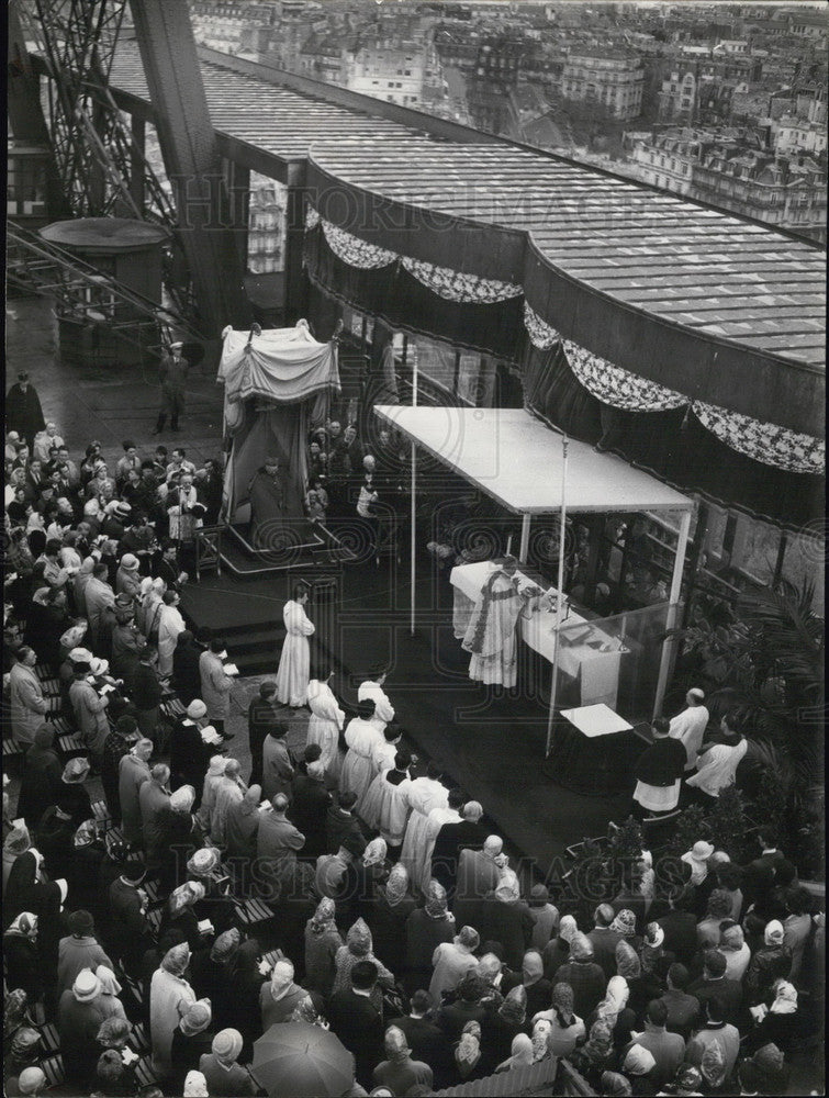 Load image into Gallery viewer, 1964 Press Photo Mass for75th Anniversary of Eiffel Tower Cardinal Feltin Paris
