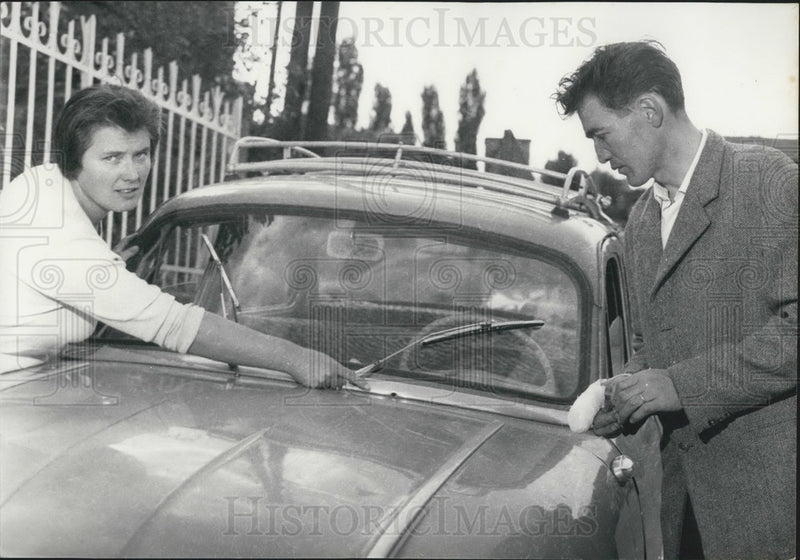 Load image into Gallery viewer, 1962 Press Photo Only Injury Assassination Attempt De Gaulle M. Fillon Shot Hand
