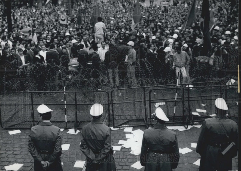 Load image into Gallery viewer, 1968 Press Photo Eastern Sunday Protests in Frankfurt.
