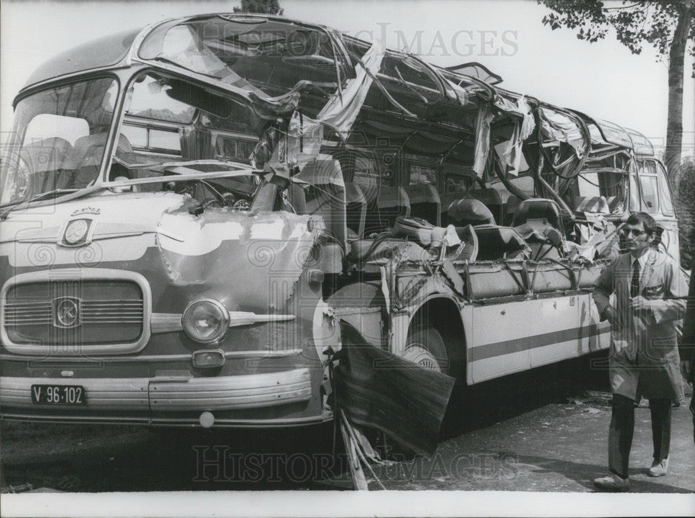 1981 Press Photo Bus Hit By Bulldozer Leaves 19 Injured