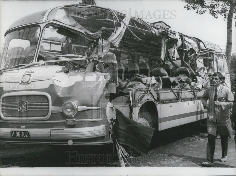 Load image into Gallery viewer, 1981 Press Photo Bus Hit By Bulldozer Leaves 19 Injured
