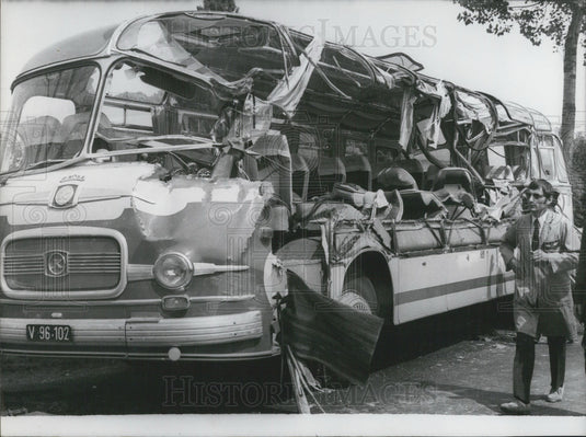1981 Press Photo Bus Hit By Bulldozer Leaves 19 Injured