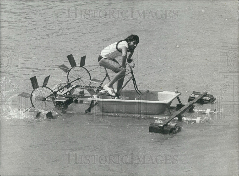 1977 Press Photo Paddle Boat on the Azure Coast