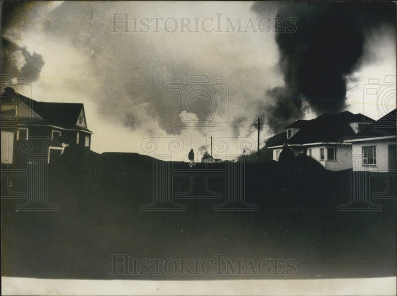 Load image into Gallery viewer, 1973 Press Photo Town Burns as Vestmann Island Volcano Helgafell Erupts
