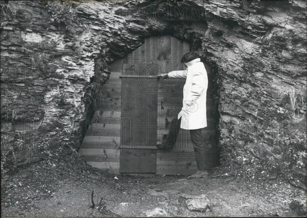 1966 Press Photo Bunker Closed Due To Man Murdering Children Inside. Germany- Historic Images