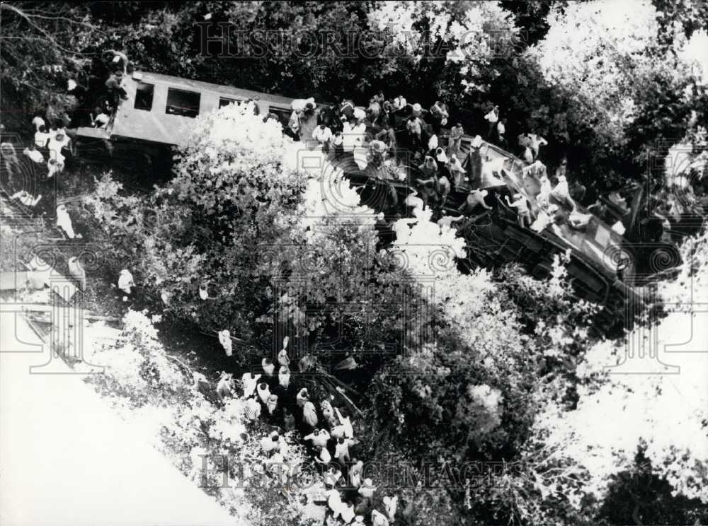 1962 Press Photo Catastrophic Train Accident Leaves 39 Dead and 47 Injured