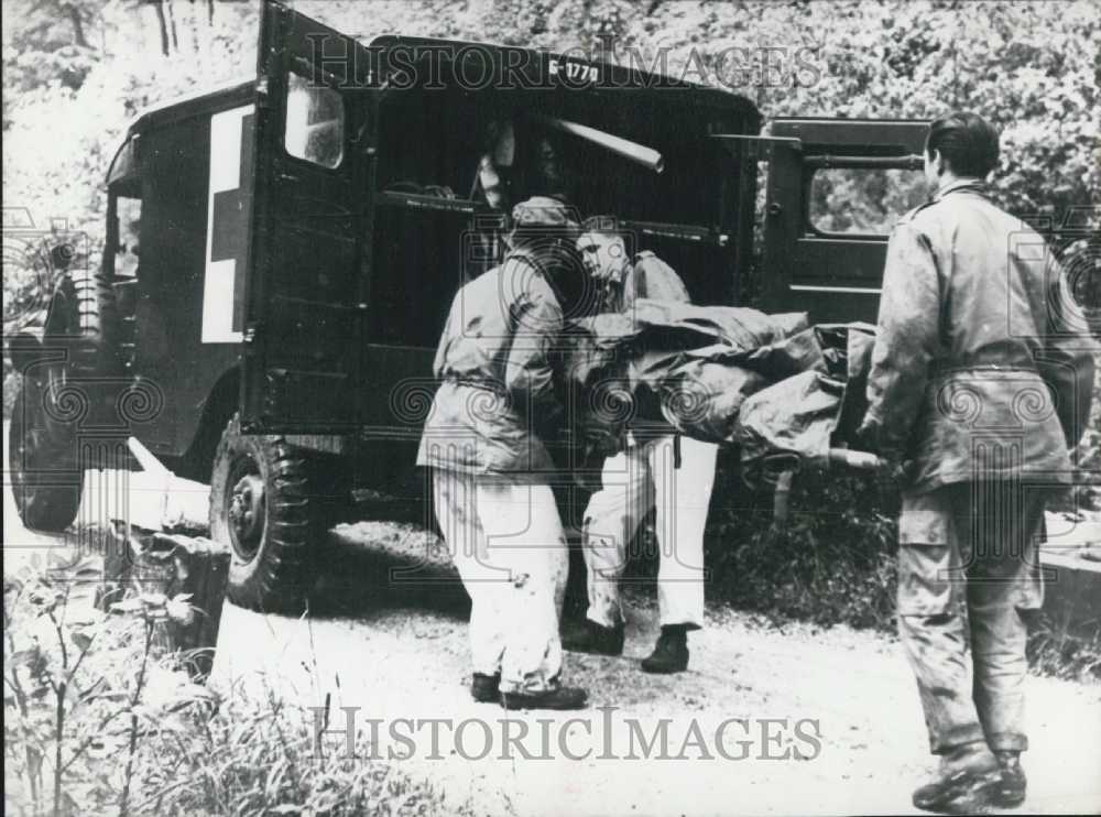 1955 Press Photo American Bomber Crash in Alps. Body Rescue.- Historic Images