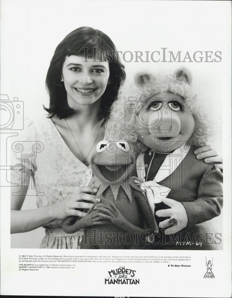 1984 Press Photo Juliana Donald, Kermit, &amp; Piggy In &quot;The Muppets Take Manhattan&quot;- Historic Images