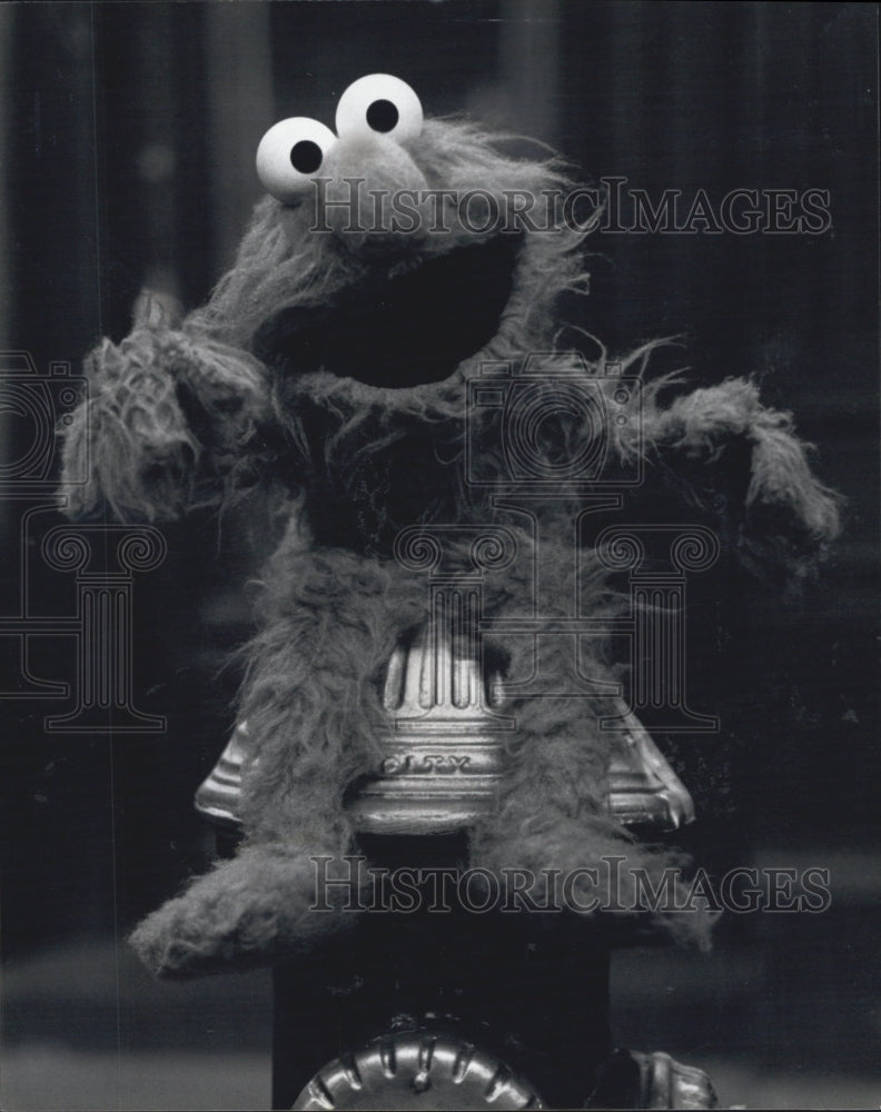 Press Photo Elmo in &quot;Sesame Street&quot;.- Historic Images