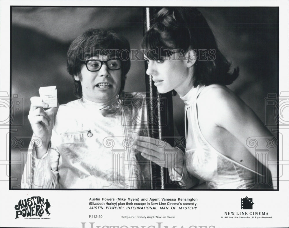 1997 Press Photo Actor Mike Myers As Austin Powers And Actress Elizabeth Hurley - Historic Images