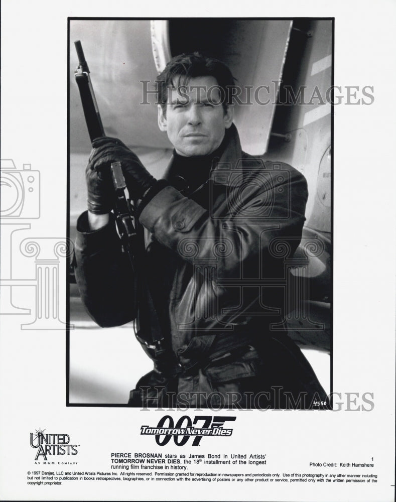 1997 Press Photo Actor Pierce Brosnan Starring In &quot;007 Tomorrow Never Dies&quot;- Historic Images