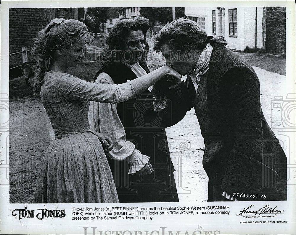 1989 Press Photo Albert Finney, Susannah York With Hugh Griffith in &quot;Tom Jones&quot;- Historic Images