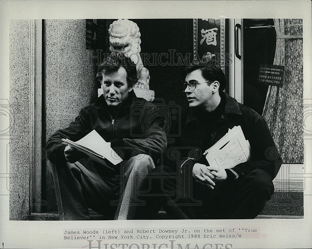 1989 Press Photo James Woods and Robert Downey of &quot;True Believer&quot;- Historic Images