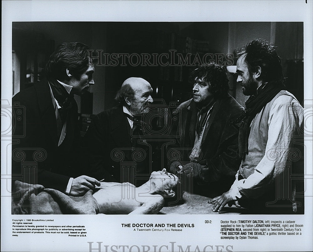 1985 Press Photo Timothy Dalton, Stephen Rea in &quot;The Doctor and the Devils&quot;- Historic Images