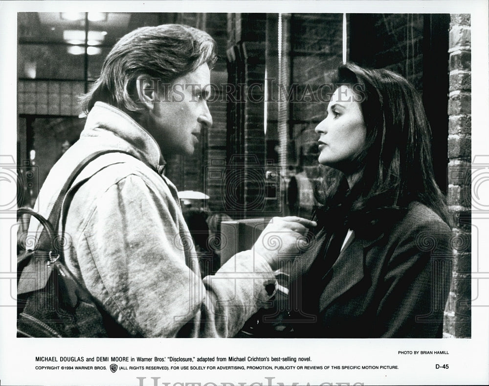 1994 Press Photo Michael Douglas and Demi Moore in &quot;Disclosure&quot;- Historic Images