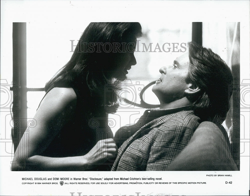 1994 Press Photo Michael Douglas and Demi Moore in &quot;Disclosure&quot;- Historic Images