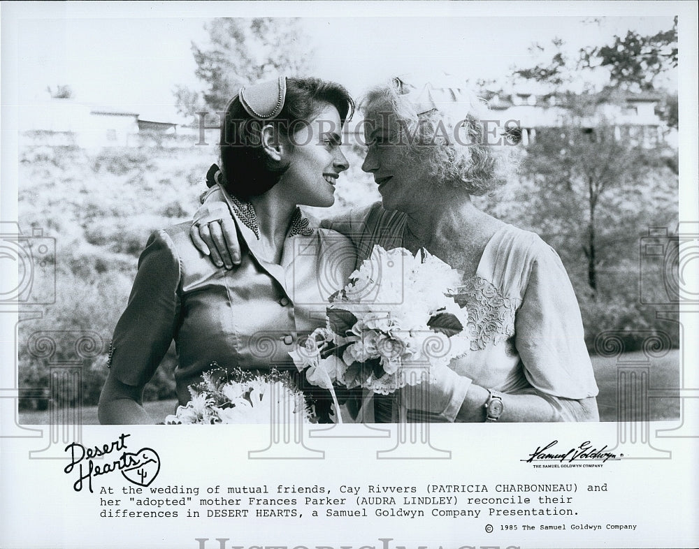 1985 Press Photo Audra Lindley and Patricia Charbonneau in &quot;Desert Hearts&quot;- Historic Images