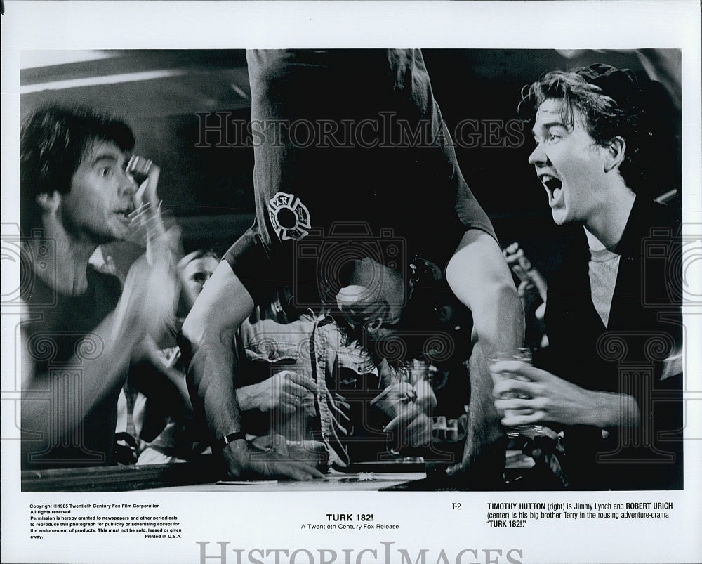 1985 Press Photo Timothy Hutton and Robert Urich in &quot;Turk 182&quot;- Historic Images