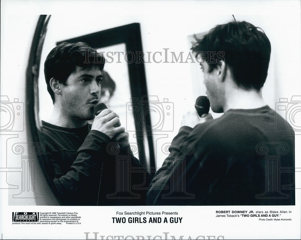 1998 Press Photo Movie Actor Robert Downey, Jr. Two Girls and A Guy- Historic Images