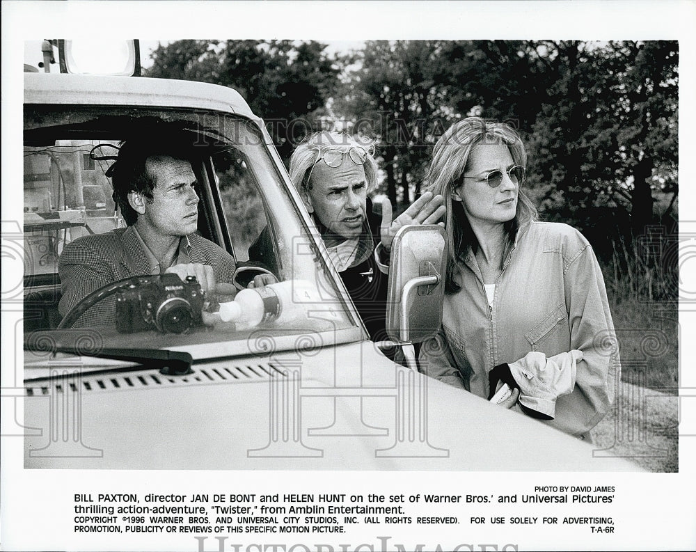 1996 Press Photo Bill Paxton, director Jan De Bont, Helen Hunt on set &quot;Twister&quot;- Historic Images