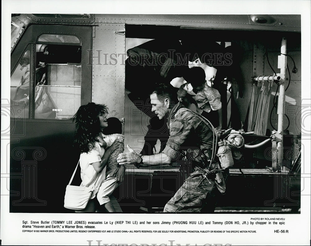 1993 Press Photo &quot;Heaven and Earth&quot; Tommy Lee Jones &amp; Phuong Huu Lee,Don Ho Jr- Historic Images