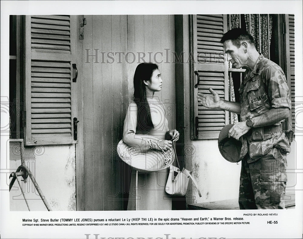 1993 Press Photo  &quot;Heaven and Earth&quot; Hiep Yhi Le, Tommy lee Jones- Historic Images