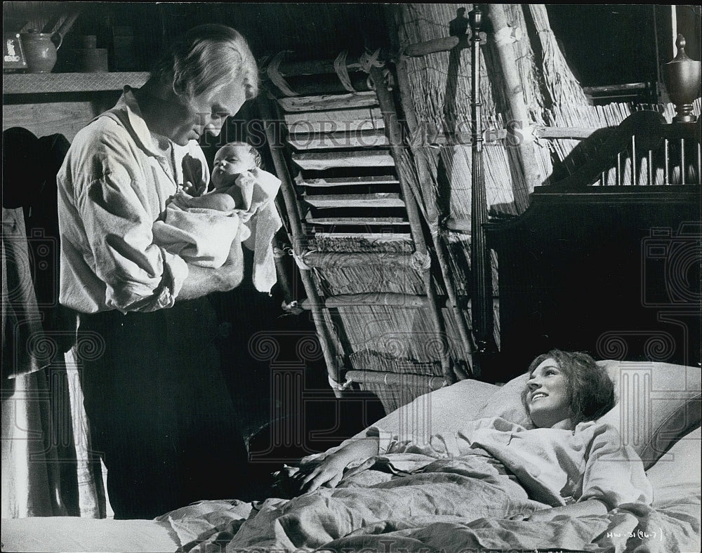 Press Photo Max Von Sydow and Julie Andrews in Hawaii- Historic Images